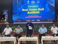 Azalina drags students into Anti-Bullying Tribunal debate.webp