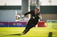 Szczęsny crawls out of the Barca bench as Garcia falls.webp