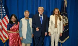 Trump poses with Bangladesh chief adviser Yunus in New York.webp