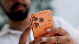 An Al Ain man opens an iPhone 17 box, finds only rocks.webp
