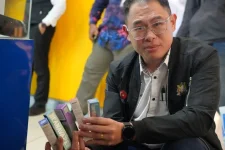 Ling Tian Soon snuffs out vapes at KSL City Mall.webp