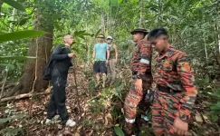 Patrick Chung, Patricia Wong fail at hiking.webp
