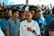 Anwar discovers states have economies in Melaka talk.webp