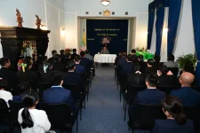 Min Aung Hlaing tells Moscow staff how they will vote.webp