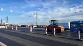 Palace Bridge asphalt surgery shoves St. Petersburg into traffic hell.webp