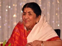 Jackie, Kumar Sanu, and Bhandarkar worship Lata Mangeshkar.webp