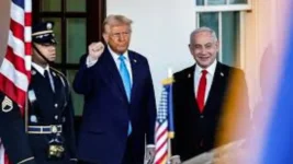 Tel Aviv crowds rage as Netanyahu-Trump talk looms.webp