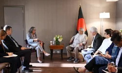 Yunus begs UN-Habitat for boat roofs, shames Dhaka.webp