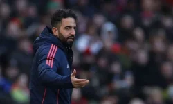 Amorim shrugs off axe talk as United fans rage.webp