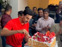Ranbir Kapoor turns 43, Mumbai paparazzi feast on cake and midlife angst.webp