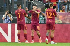 Roma cruise past Verona, Napoli sweat over Milan.webp