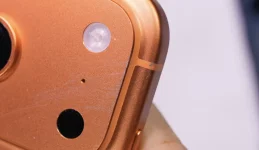 Apple Store iPhone 17 Pro demos scratched, chaos ensues.webp