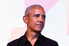Obama torches old men, Trump plaques in London.webp