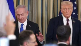 Netanyahu hugs Trump's Gaza plan as Hamas stalls.webp