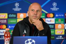 Slot dares Liverpool to survive Istanbul with Gala.webp