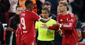 Ekitike shrugs as Isak storms the Liverpool scene.webp