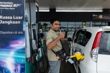 Midnight petrol frenzy as Budi95 hits KL pumps.webp