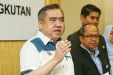 Loke claps back as critics rage over the car seat.webp