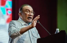 Anwar tells MOHE to shove BM, history into all schools.webp