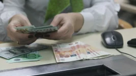 Russia sets 2026 poverty line at 18,939 rubles.webp