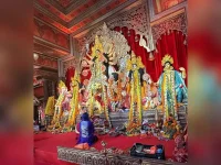 Priyanka glams up Durga Puja with Mukerjis.webp