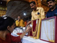 Gold laughs at rupee, breaks records as US panics.webp