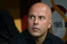 Liverpool's £450m spending spree crumbles as Slot era hits crisis.webp