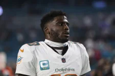 Tyreek Hill's knee merely mangled, Dolphins say.webp