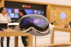 Apple dumps Vision Pro upgrade to chase Meta glasses.webp
