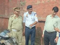 Ghaziabad police use school girls to issue tickets.webp