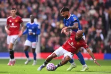 Sunderland chokes at Old Trafford, gifts win to Man United.webp