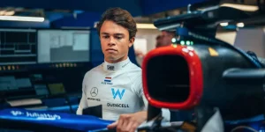 Fired Red Bull driver Nyck de Vries takes a McLaren desk job.webp