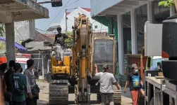 Indonesia school collapse kills 14 as 49 remain buried.webp