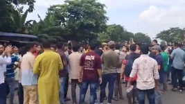 Islami Bank workers block highway after 400 fired.webp