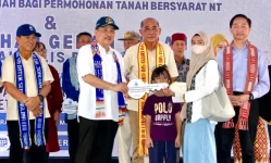 Hajiji Noor bribes newlyweds with free houses.webp