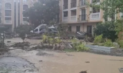 Elenite digs out as Tsarevo braces for second flood.webp