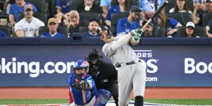 Aaron Judge chokes again as Yankees suffer playoff loss.webp