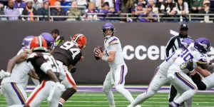 Carson Wentz's shoulder destroyed by Browns in London.webp