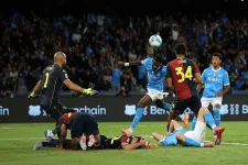 Hapless Napoli needs late goal to scrape past lowly Genoa.webp