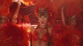 Taylor Swift tosses ex's king piece at screaming fans.webp