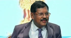 Lawyer attacks India's Chief Justice with shoe in court.webp