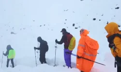 Everest trekkers trapped in death zone snowstorm.webp