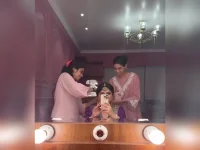 Anshula thanks half-sisters for tying hair at wedding.webp