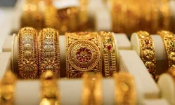 Gold hits $3,900 as yen tanks, US shutdown drags on.webp