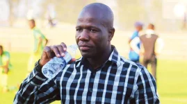 Chiragwi gives Makuwe hands-on coaching at Rufaro.webp
