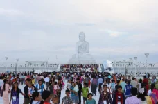 Oil lamps blaze as thousands mark Thadingyut in Nay Pyi Taw.webp