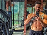 Kunal Kemmu flaunts ripped abs in gym selfie, fans swoon.webp