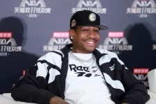 Allen Iverson celebrates six months of sobriety, calls it life's greatest achievement.webp