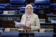 Zaliha blames Annuar for the rushed Kampung Sungai Baru land deal.webp