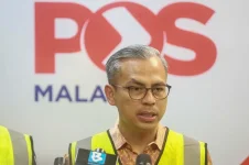 Fahmi announces RM50 million for Pos Malaysia to modernize services.webp